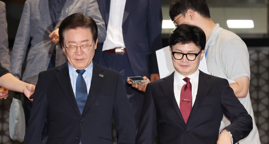 지난 8월1일 한동훈(오른쪽부터) 국민의힘 대표와 이재명 더불어민주당 대표가 국회에서 채상병 특검법, 금융투자소득세 폐지, 전 국민 25만원 지원법 등을 논의하는 여야 대표 회담을 마친 뒤 이동하고 있다.<연합뉴스 사진>